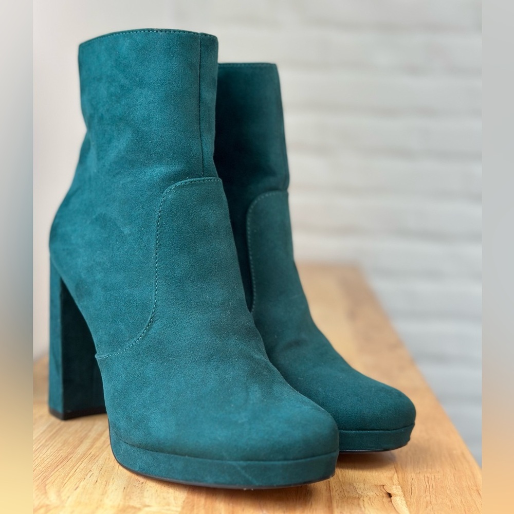 Women’s Suede Boots. Emerald Green.  Size 8.